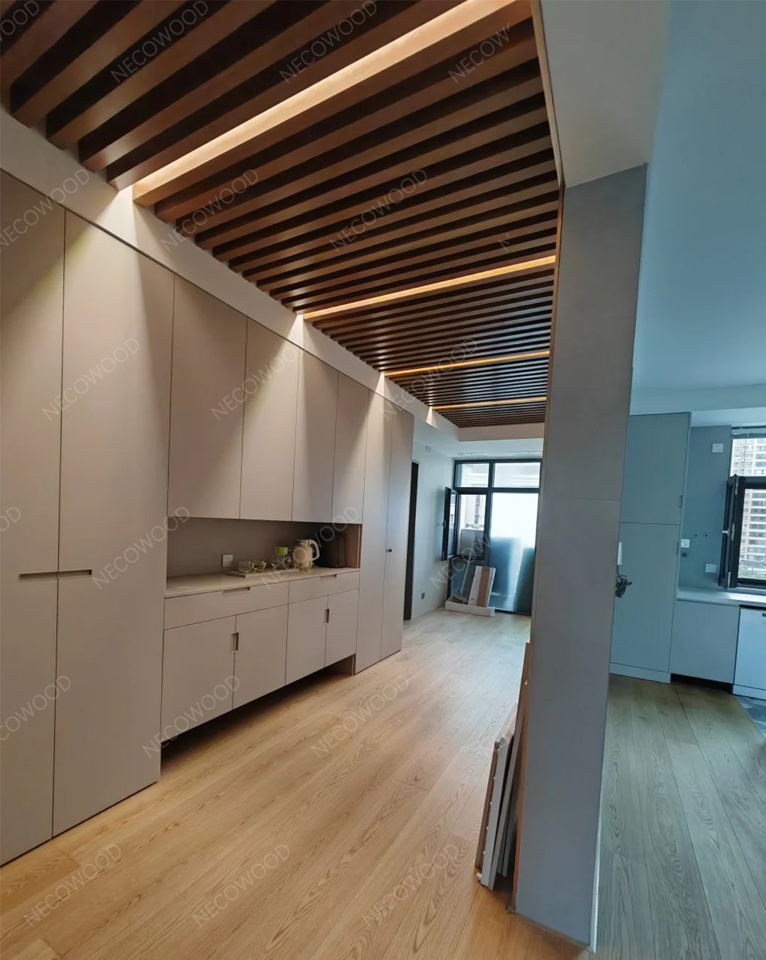 NECOWOOD schließt reales WPC-Deckenprojekt in Miami ab: 8 Monate, 85 % Luftfeuchtigkeit, keine Wartung