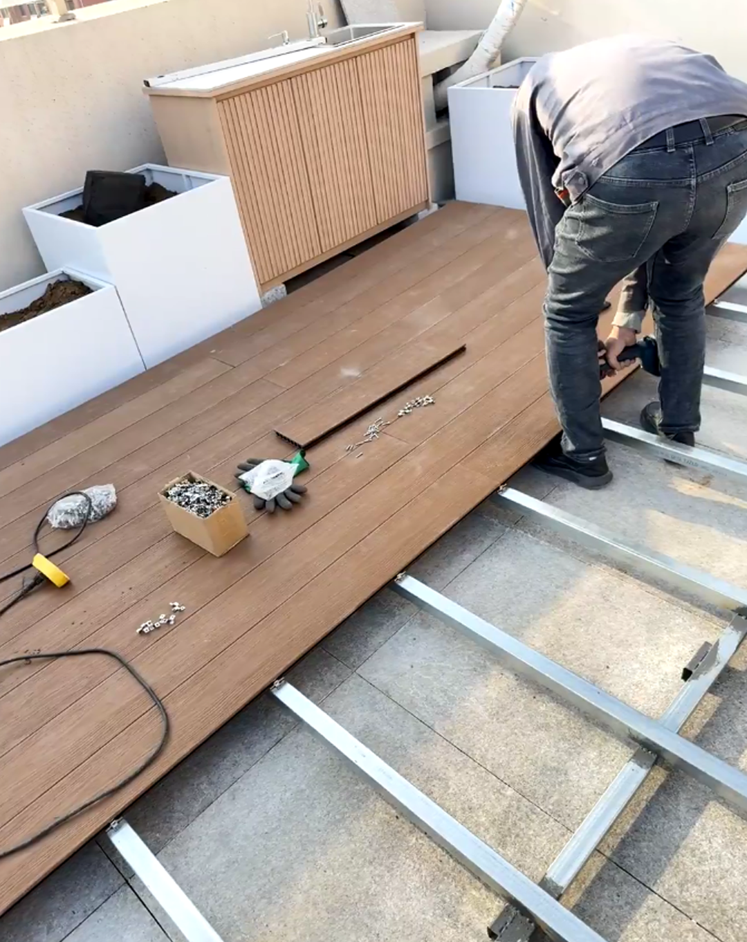 So installieren Sie hohle WPC-Terrassendielen